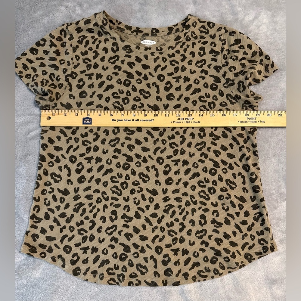 Old Navy EveryWear Crew-Neck Leapard Printed T-Shirt - Picture 5 of 6